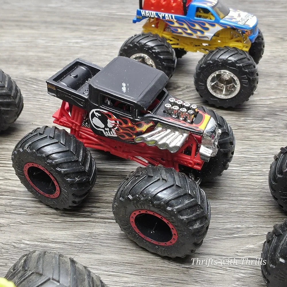 5 Hotwheels Monster Trucks 1:64 - Darth Vader, Bone Shaker, Roger Dodger, Haul